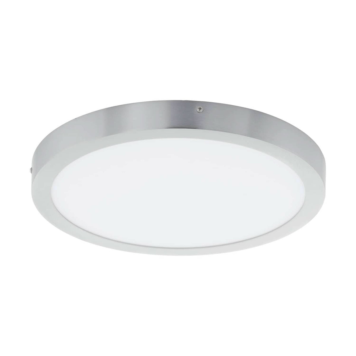 Plafonnier rond en métal argenté vu de trois quarts, diffuseur blanc laiteux