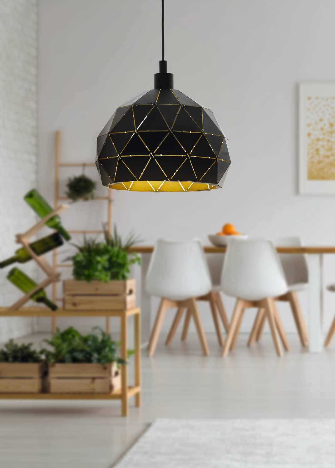 Luminaire suspendu au-dessus d'une table de salle à manger, en mise en ambiance