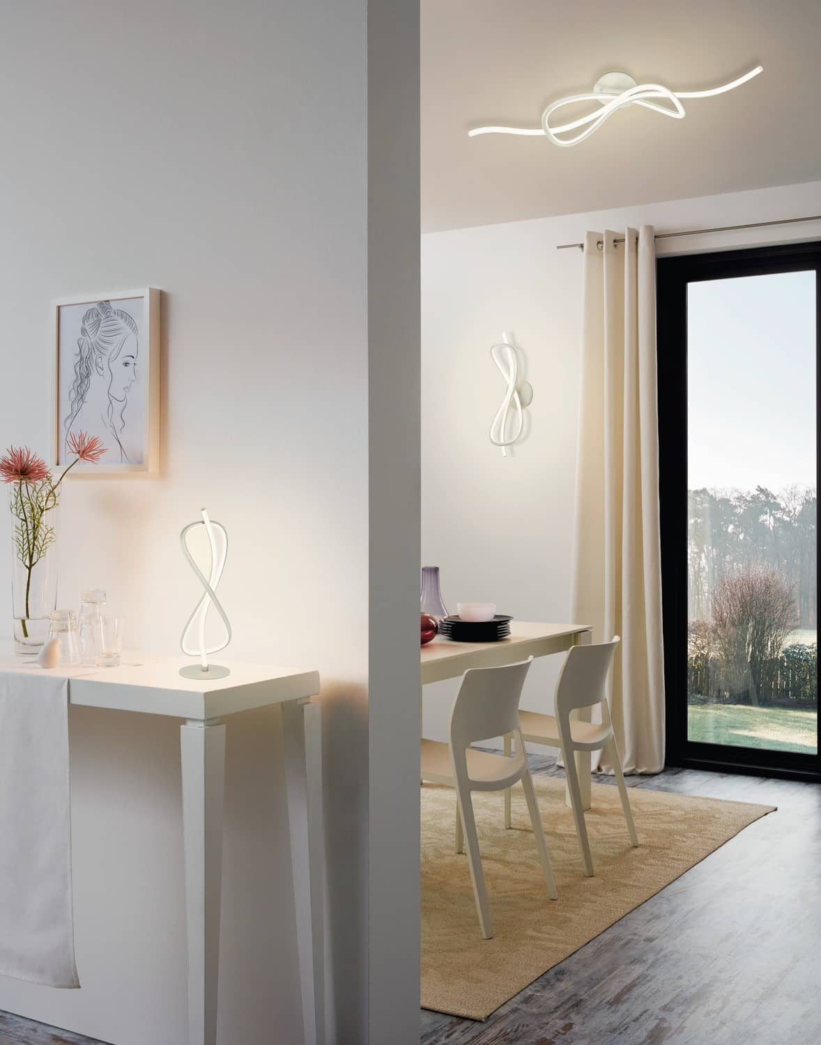 Mise en ambiance d'une salle à manger avec plafonnier, applique murale et lampe de table assortis