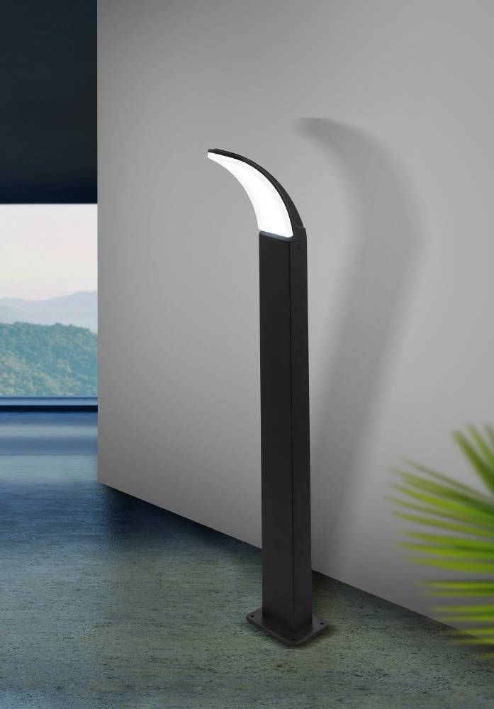 Mise en ambiance du lampadaire contre un mur gris, ombre portée et feuillage flou