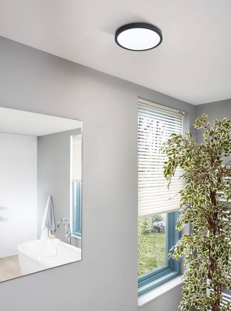Plafonnier installé au plafond d'une salle de bain grise avec miroir