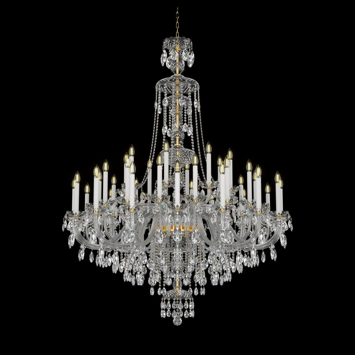 Lustre en cristal de face sur fond noir, multiples bras garnis de pendeloques