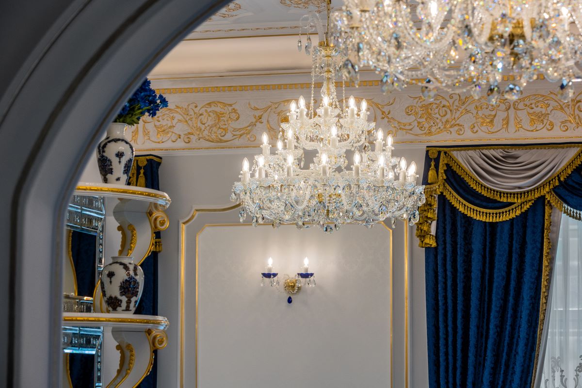 Mise en ambiance intérieur baroque doré, rideaux bleus et moulures décorées