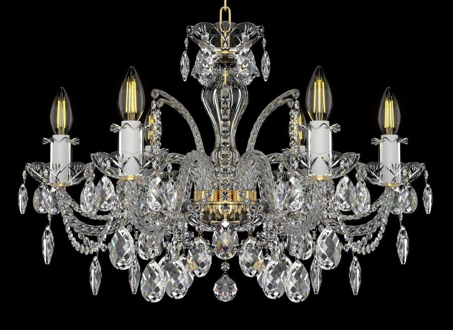 Lustre en cristal à six bras photographié de face sur fond noir
