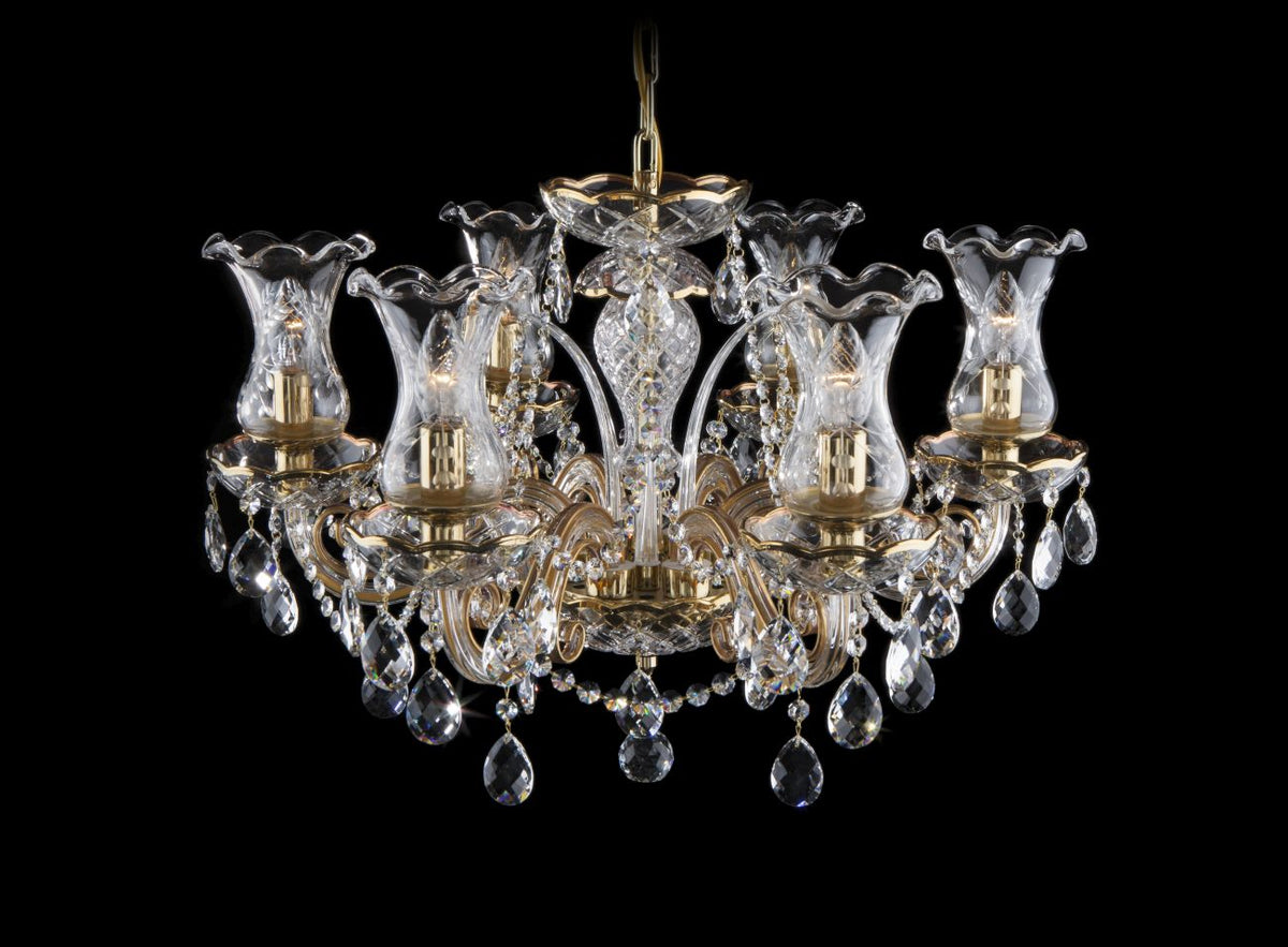 Lustre en cristal à six bras dorés, pampilles et coupelles festonnées sur fond noir