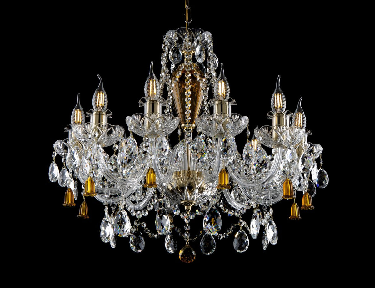 Lustre en cristal de Bohême à huit bras, suspendu par une chaîne, vue de face sur fond noir