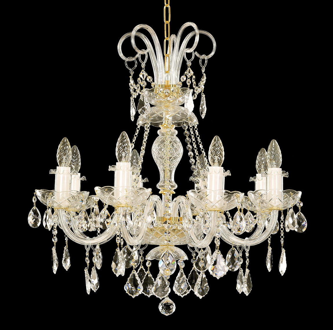 Lustre en cristal à bras multiples, suspendu par chaîne dorée, présenté de face sur fond noir.