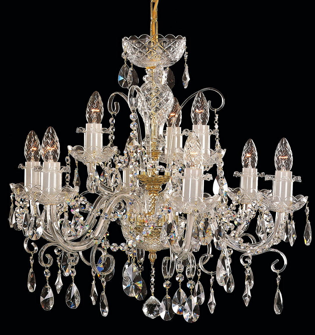 Lustre en cristal complet photographié de face sur fond noir, éclatant
