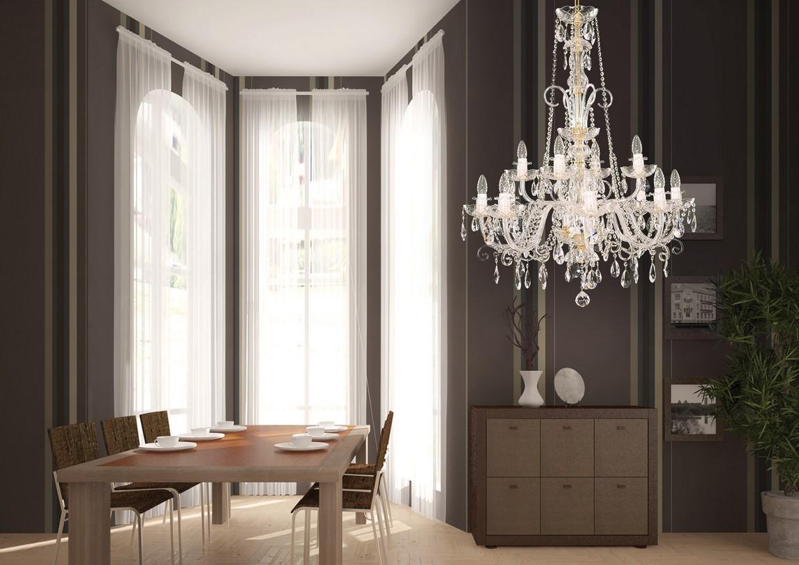 Mise en ambiance dans une salle à manger, lustre allumé au-dessus de la table
