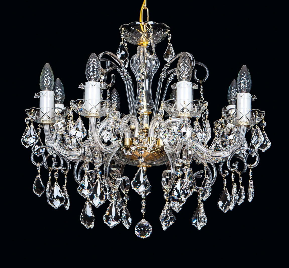 Lustre en cristal à bras courbes, vue de face sur fond noir