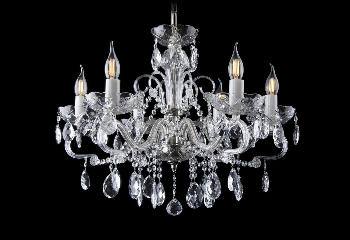 Vue frontale du luminaire complet, pendeloques taillées et bras de verre recourbés