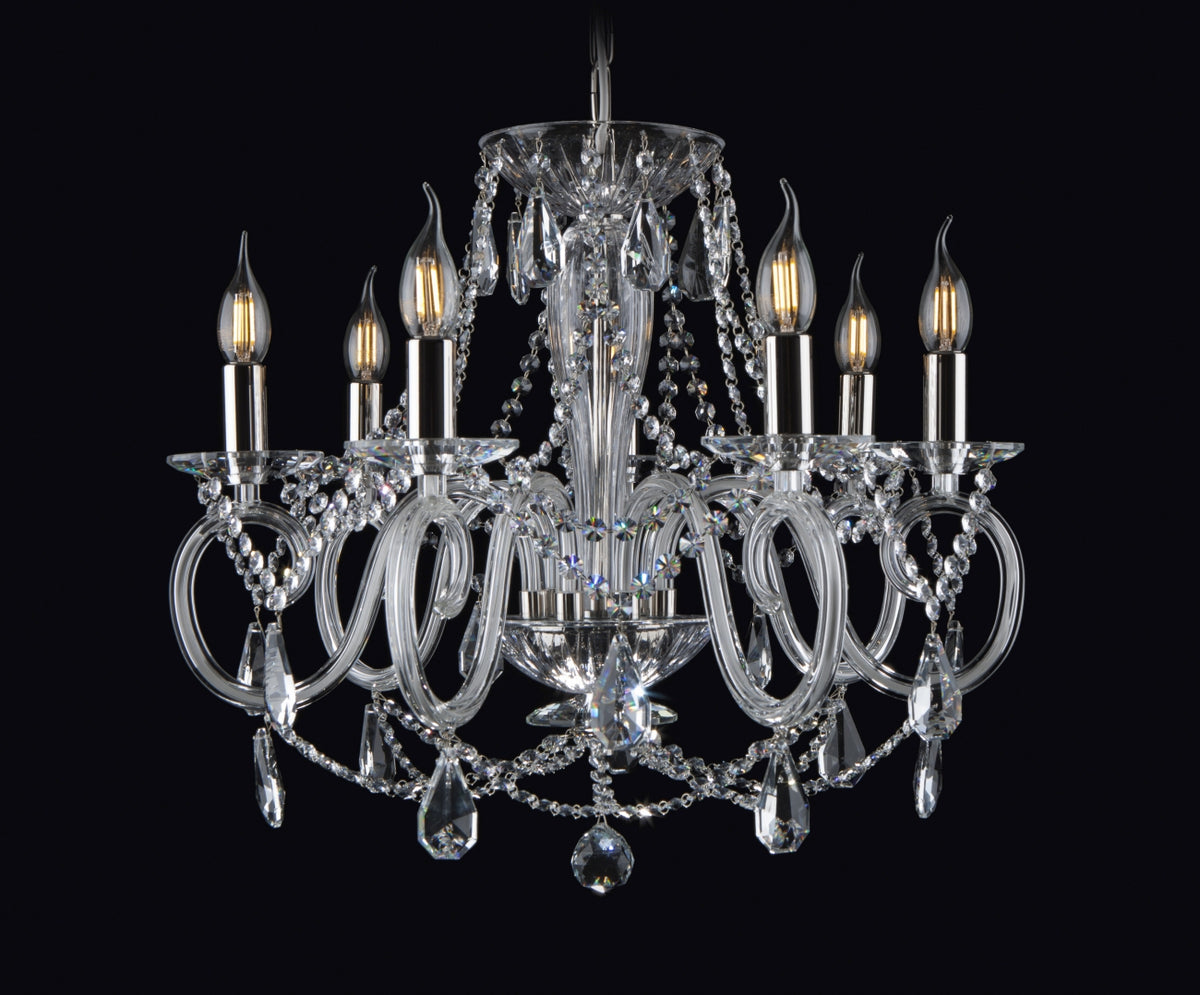 Lustre en cristal à bras multiples, vue de face sur fond noir