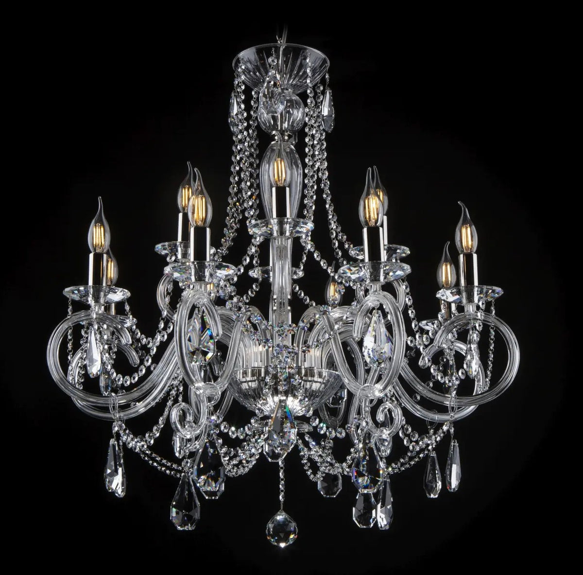 Lustre en cristal à six bras sur fond noir, vue de face détaillée