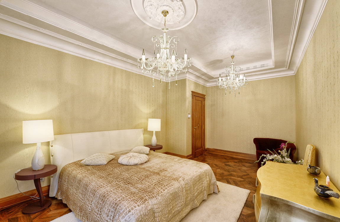 Mise en ambiance d'une chambre avec deux lustres suspendus, lit et chevet.