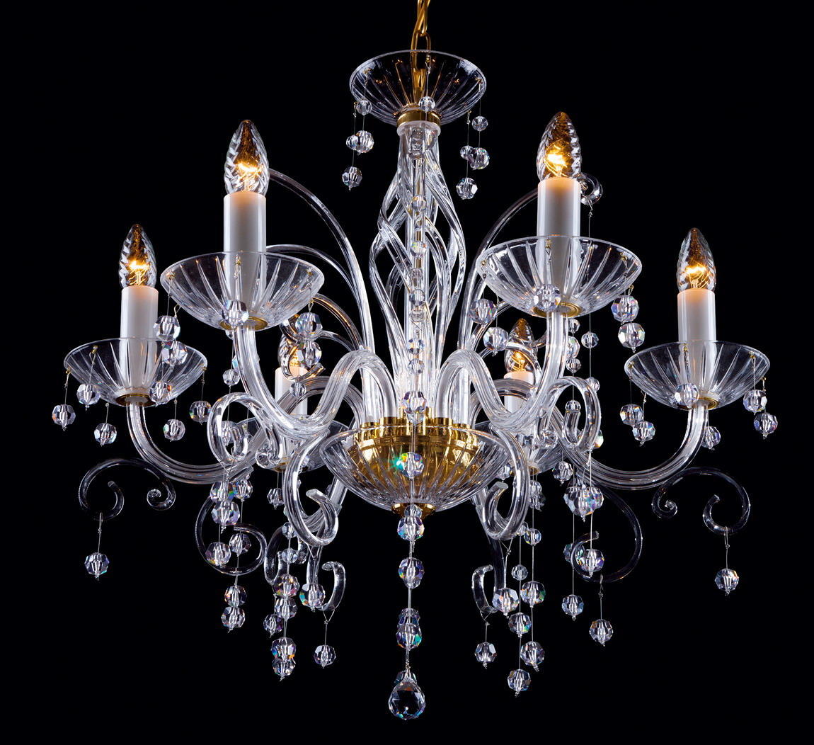 Lustre en cristal à six bras, pampilles et finitions dorées, photo produit sur fond noir