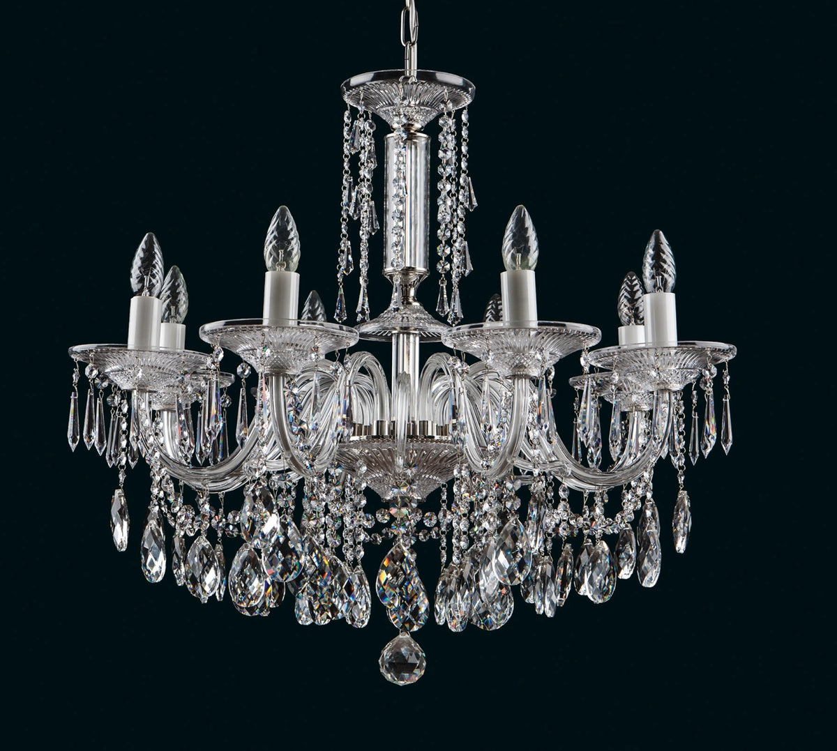 Lustre en cristal à six bras avec pampilles, présenté sur fond noir.