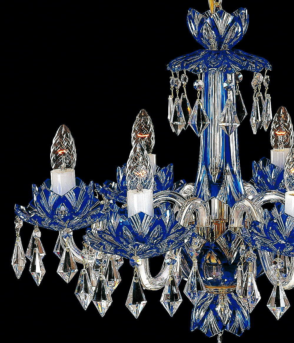Gros plan sur la colonne centrale, fleurs de cristal bleu et bras incurvés