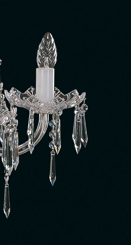 Détail d'un bras avec douille blanche et pendentif en cristal