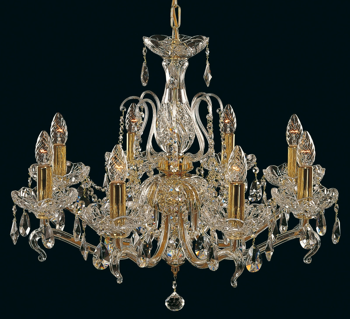 Lustre en cristal de face sur fond noir, présentant ses bras courbés et ses pampilles