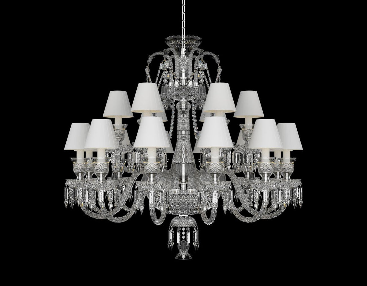 Lustre en cristal vu de face sur fond noir, dix-huit bras et abat-jours blancs