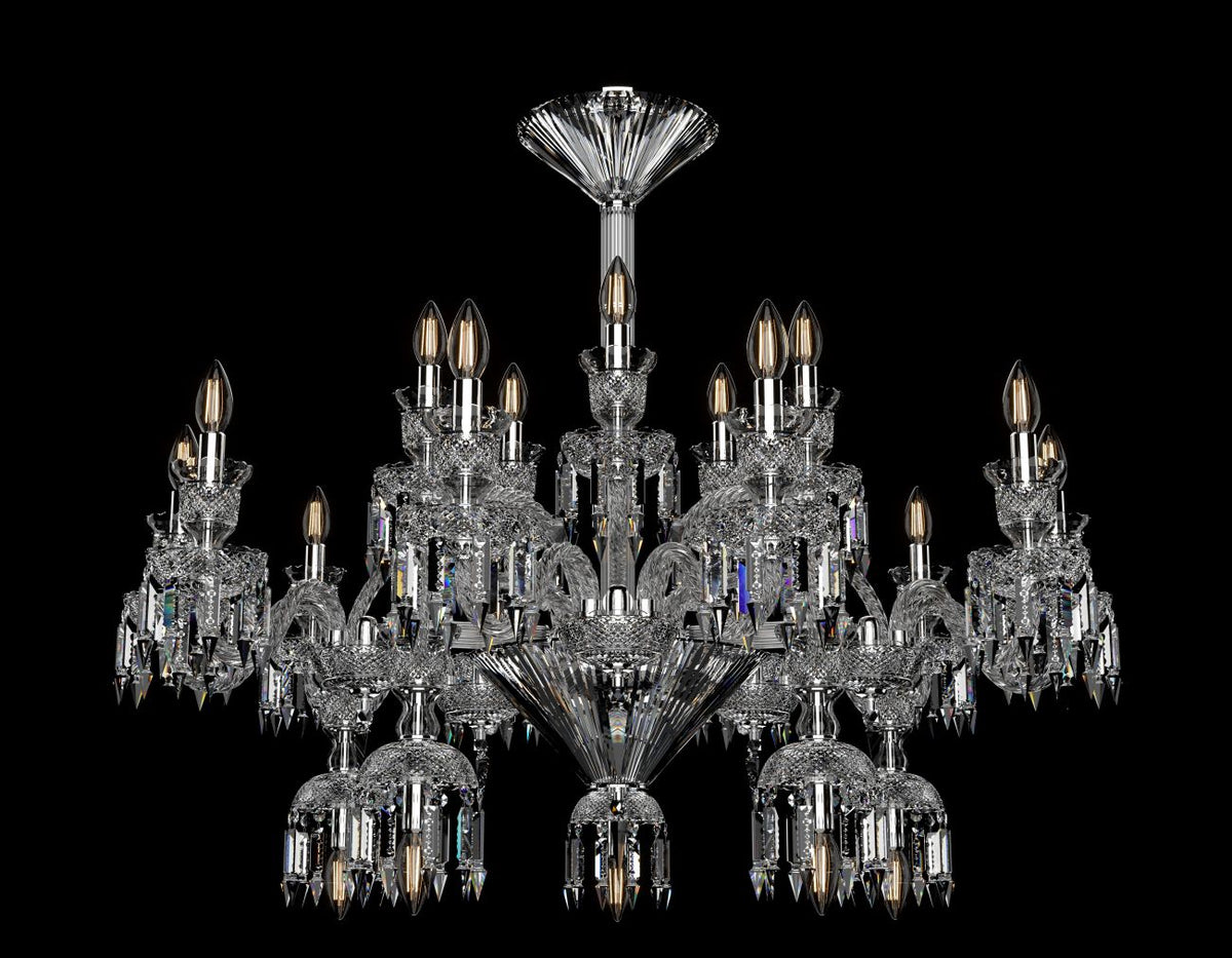 Lustre en cristal de face sur fond noir, détaillant les bras et pendeloques