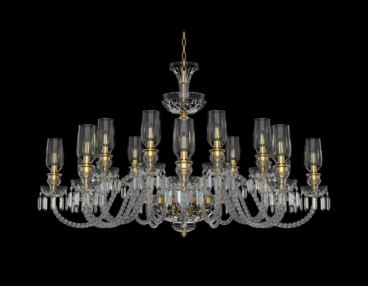 Lustre en cristal de face sur fond noir, bras dorés et pendeloques