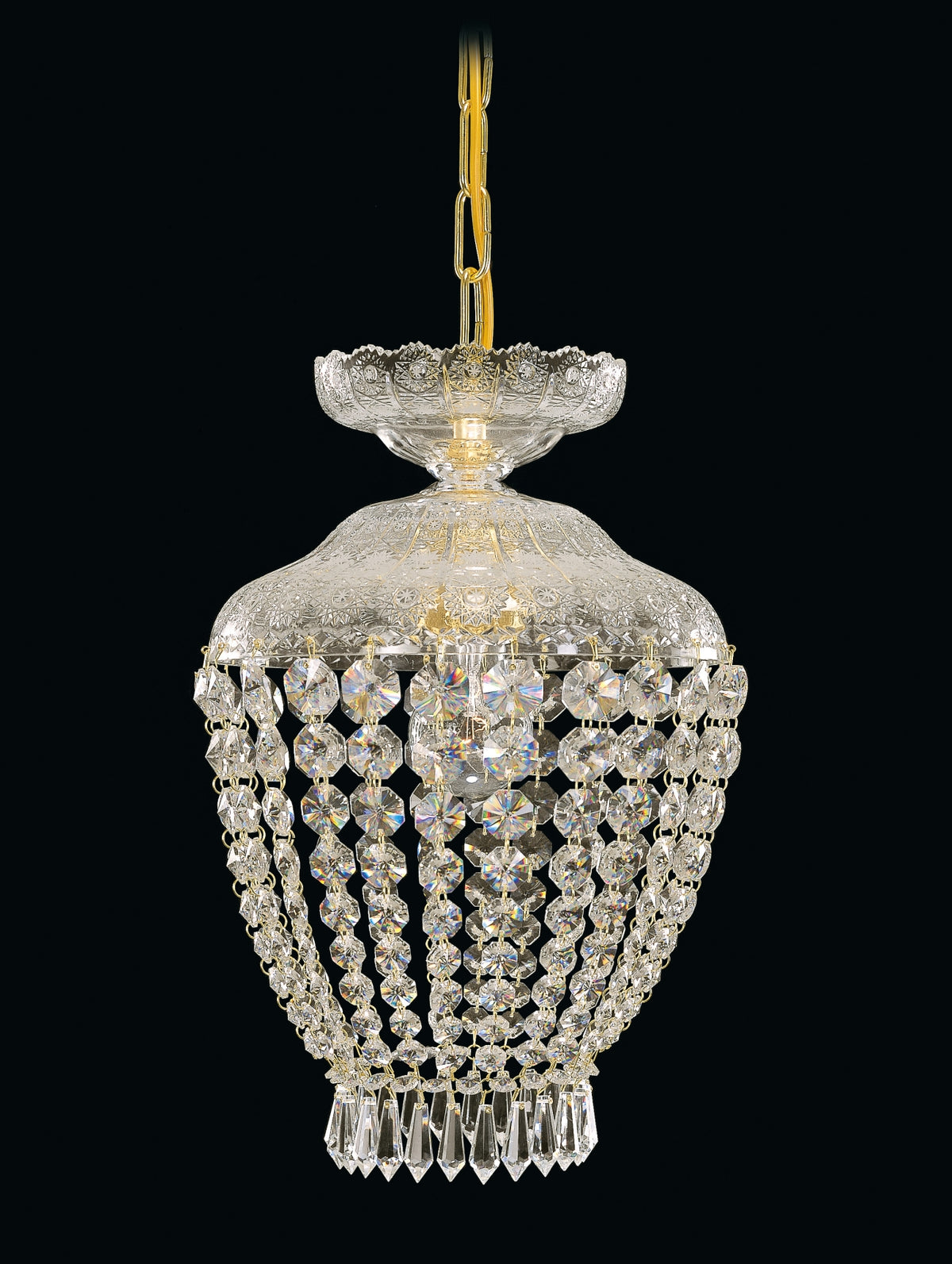 Lustre suspendu en cristal avec chaîne dorée et motifs gravés, vu de face sur fond noir.