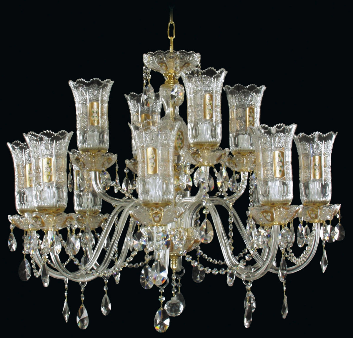 Lustre en cristal à dix bras, vue de face sur fond noir