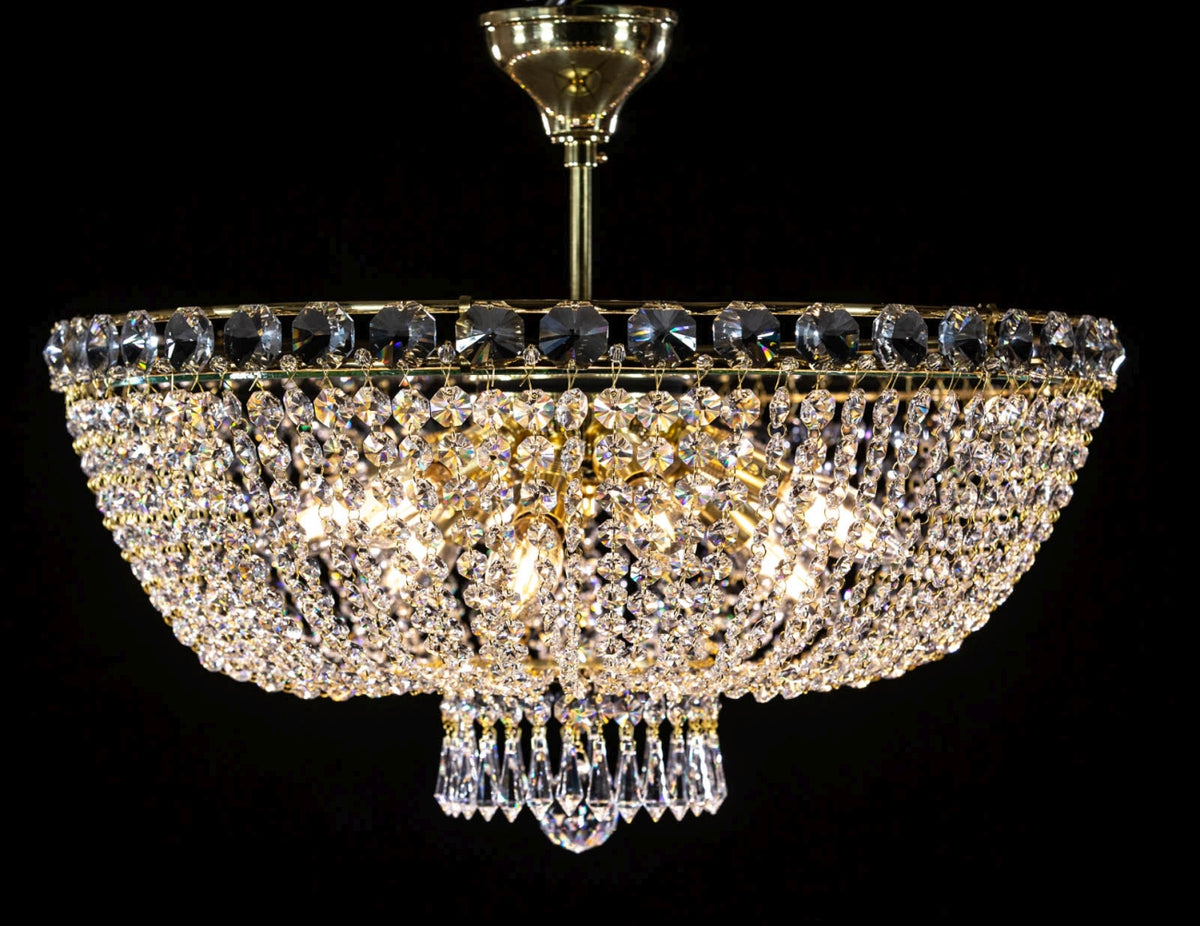 Plafonnier corbeille doré en cristal, vue de face sur fond noir.