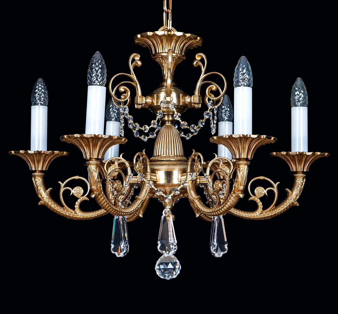 Lustre en laiton doré à bras multiples avec fausses bougies et pendentifs en cristal taillé.