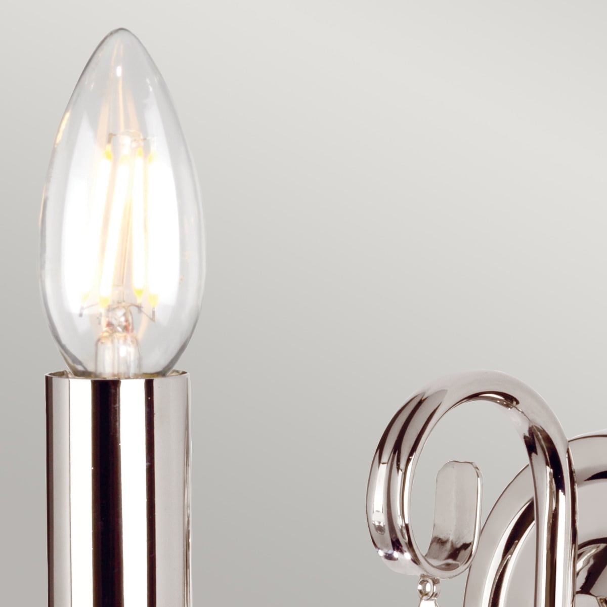Gros plan de l'ampoule flamme allumée sur sa douille cylindrique brillante