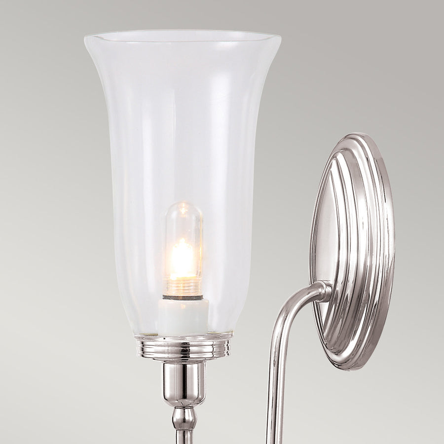 Détail du verre translucide et de l'ampoule allumée sur la douille chromée