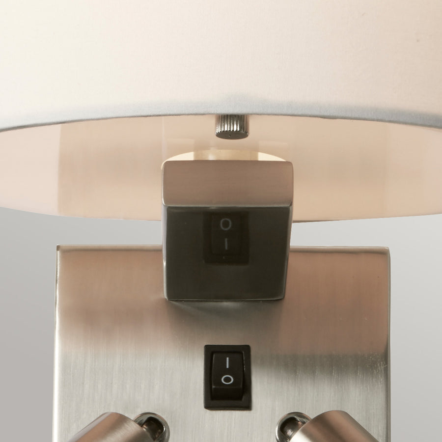 Détail de l'interrupteur central et du bord inférieur de l'abat-jour en tissu.