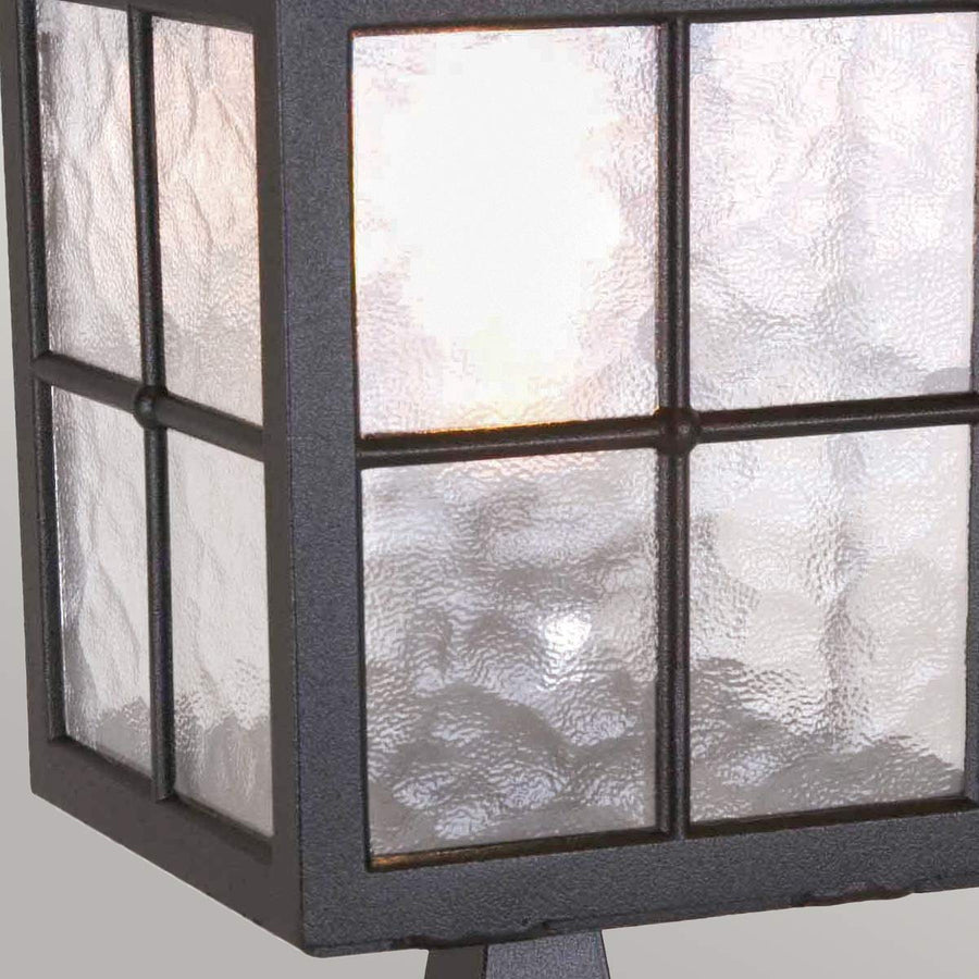 Zoom sur le verre texturé et la grille de maintien en métal noir.