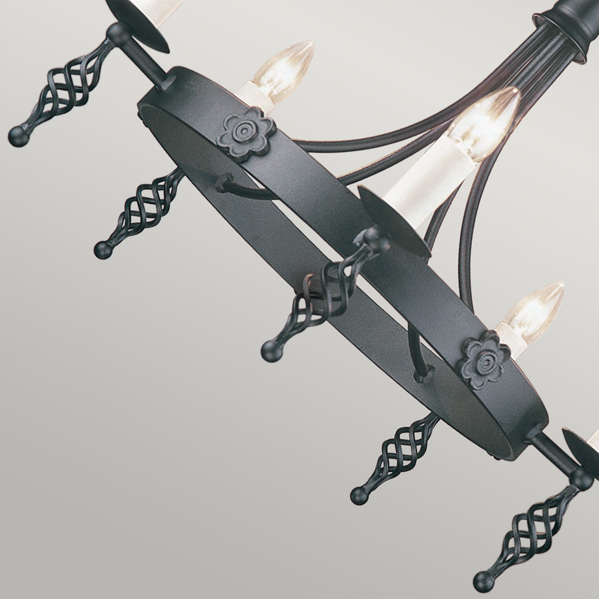 Vue plongeante sur la couronne circulaire et ses pendentifs torsadés
