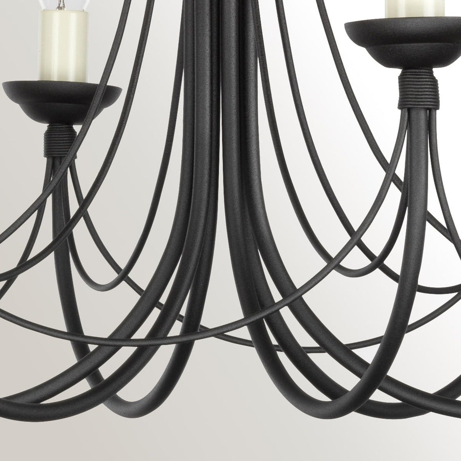 Détail des bras courbes noirs entrelacés formant la structure du lustre