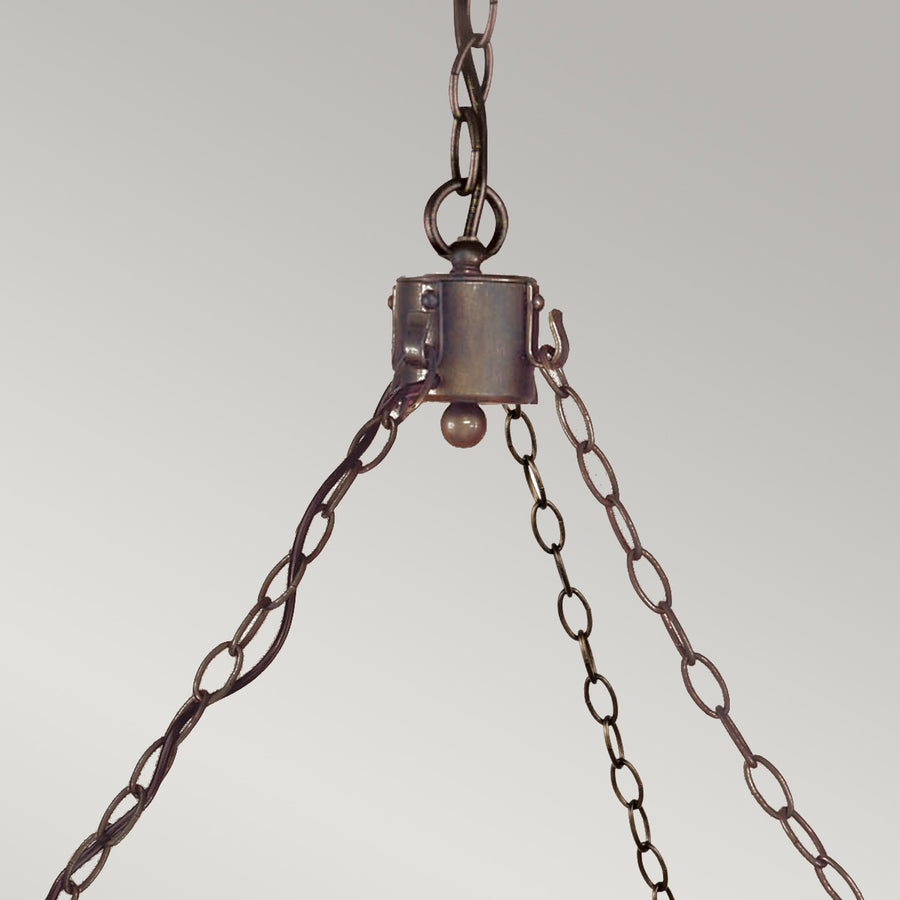 Détail du raccord central et des chaînes de suspension fixées au sommet du luminaire