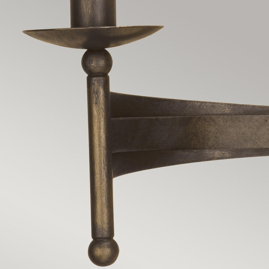 Détail d'un bras orné d'une coupelle martelée et d'une bille en bronze