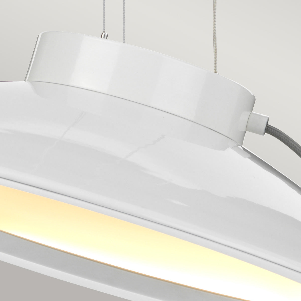 Détail du dessus de l'abat-jour blanc brillant et du diffuseur allumé