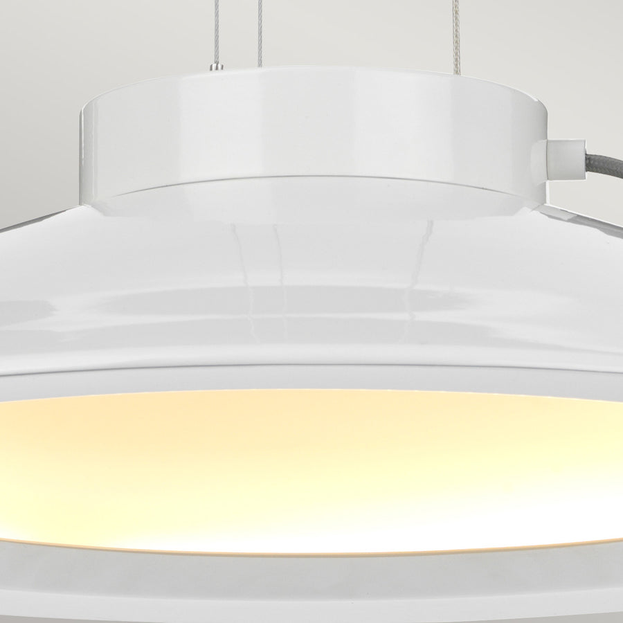 Vue rapprochée du diffuseur à lumière chaude sous l'abat-jour blanc
