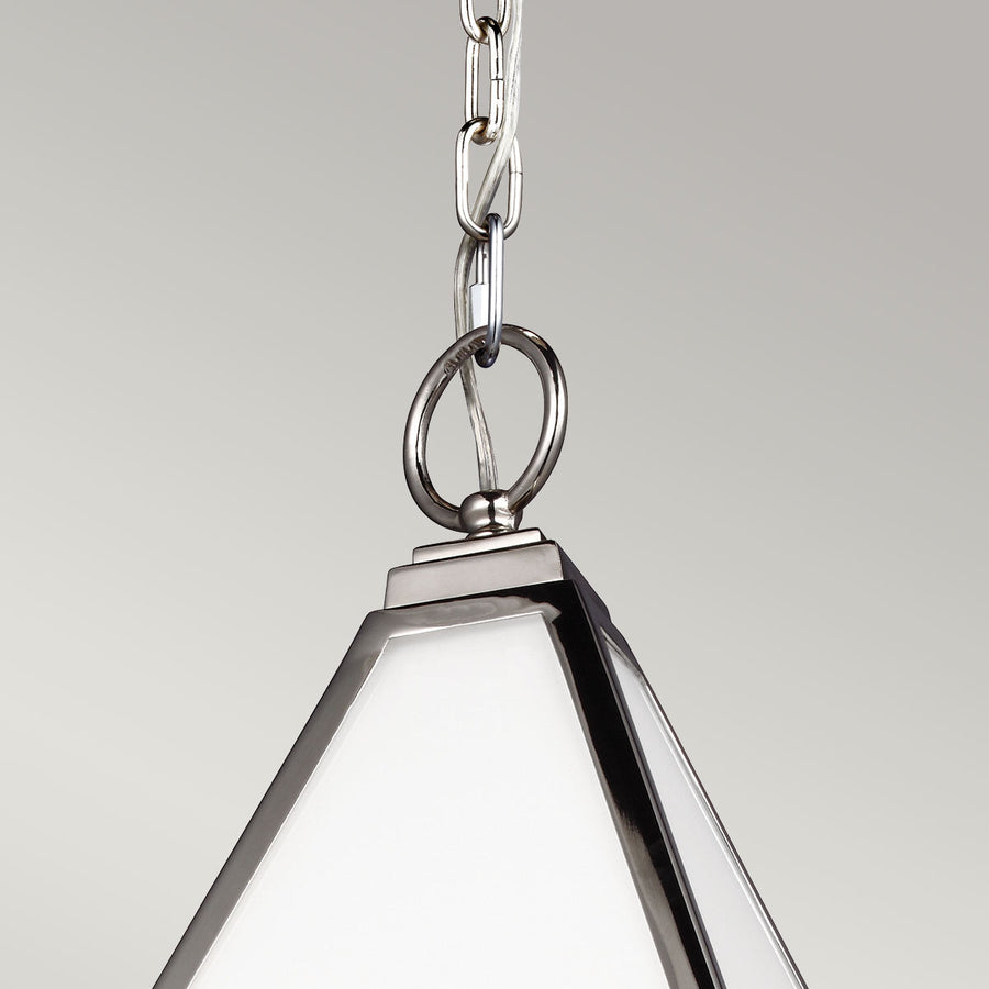 Détail du maillon de chaîne et de l'anneau fixé au sommet du luminaire.