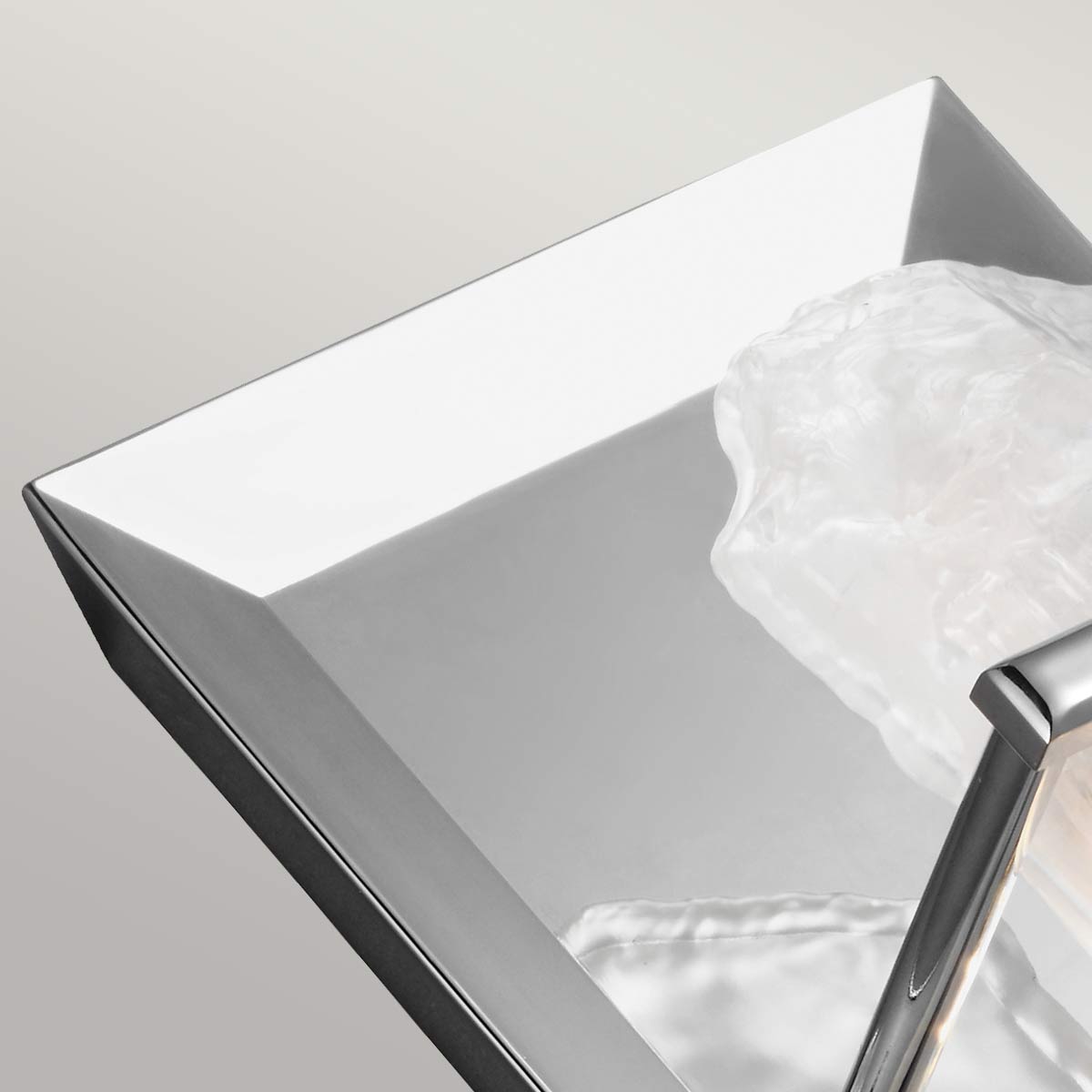 Détail du cadre en miroir biseauté et de son angle supérieur