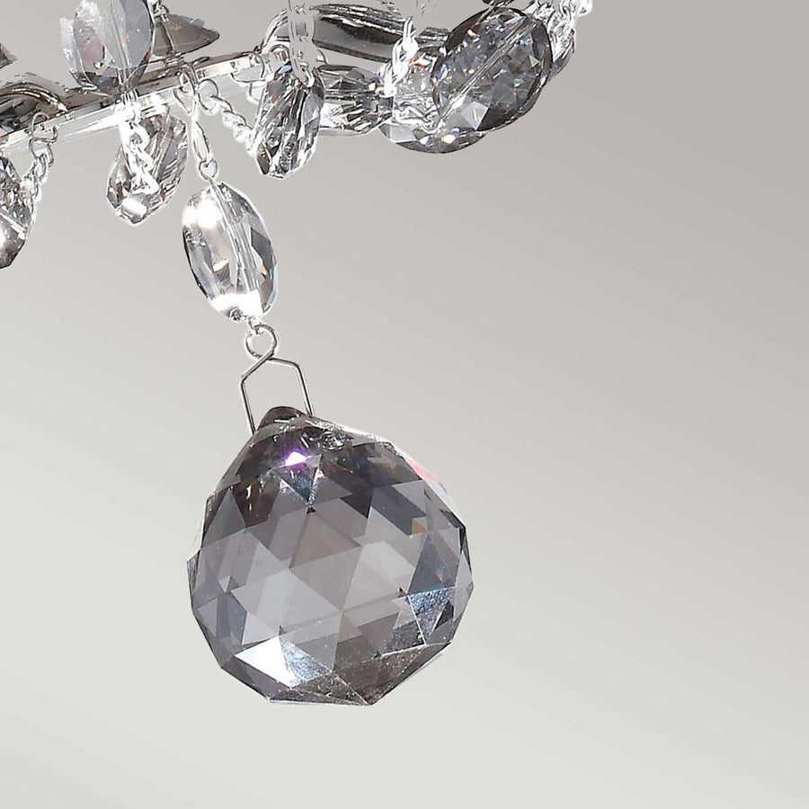 Zoom sur la grosse boule de cristal facettée suspendue au bas de l'applique.