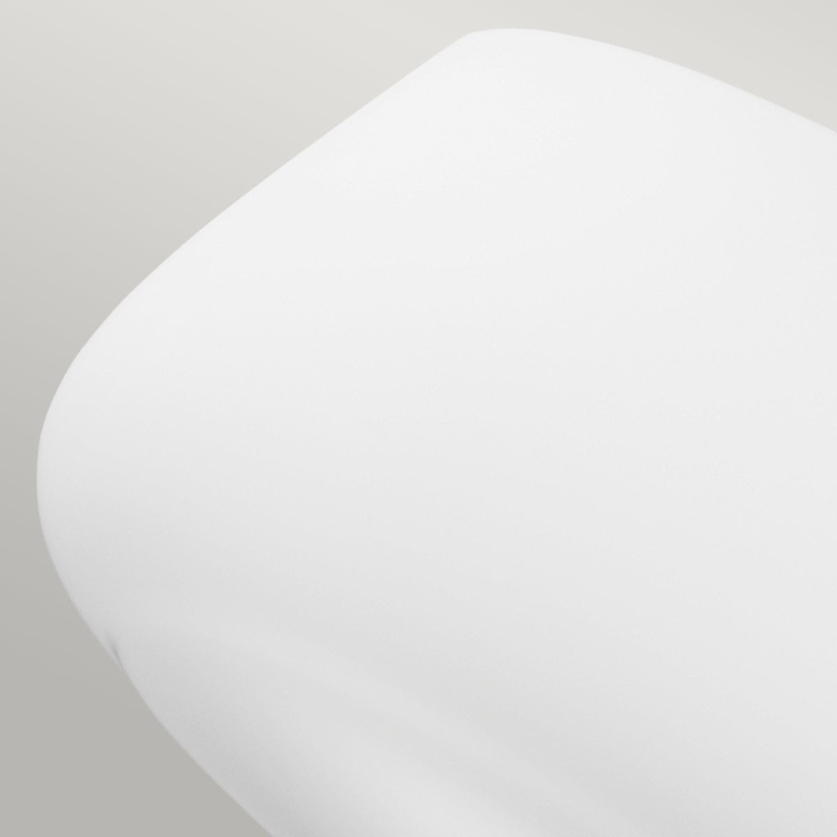 Gros plan sur la courbe du verre opalin satiné blanc du diffuseur