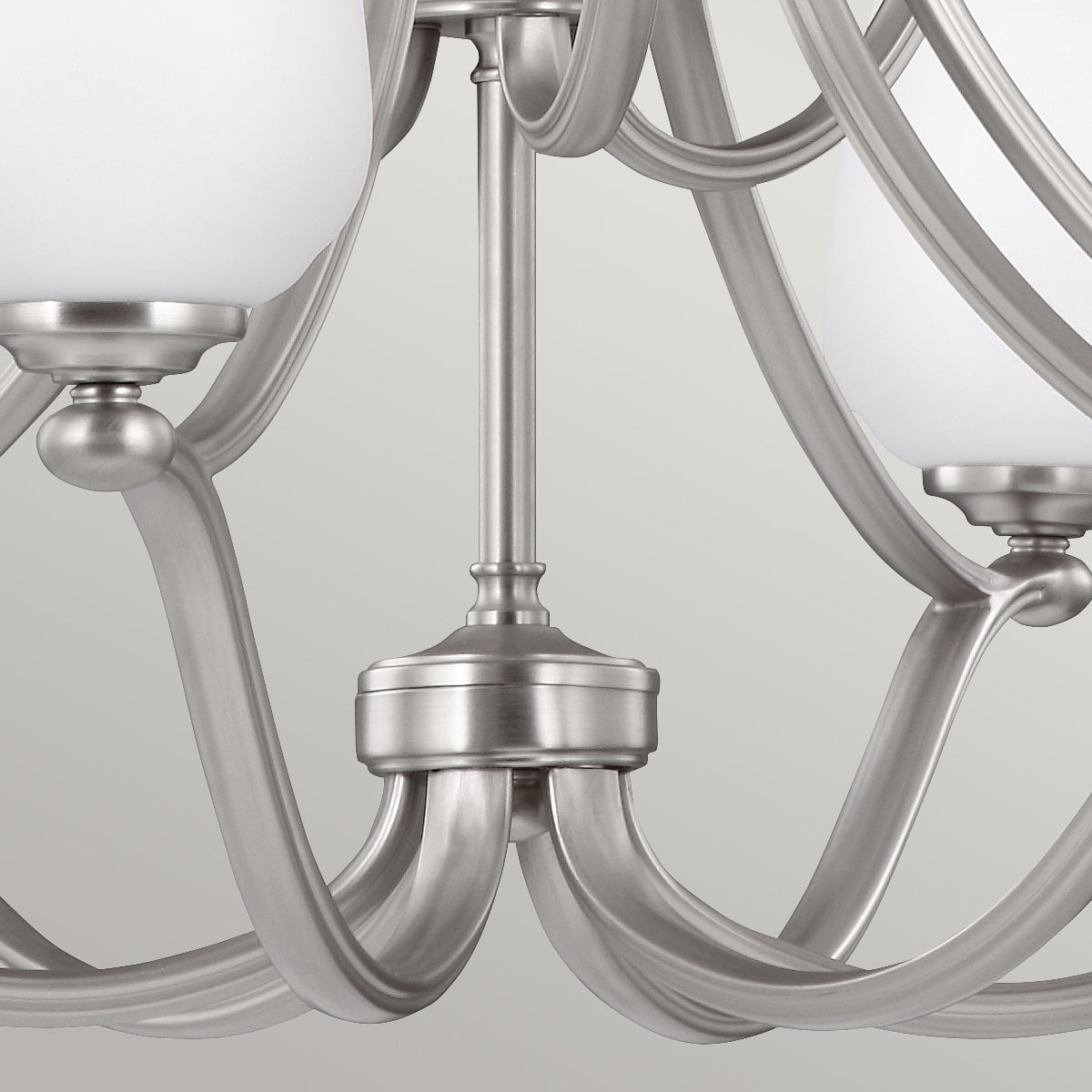 Détail du fût central et des bras courbes avec finitions nickel