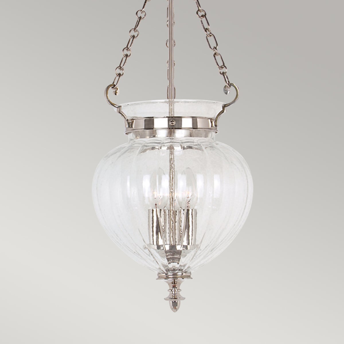 Détail du globe en verre strié et des trois douilles visibles à l'intérieur