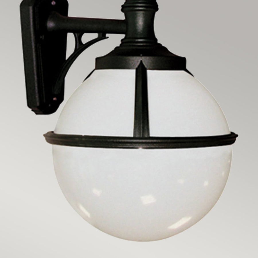 Détail du cerclage métallique noir ceinturant le globe de verre blanc