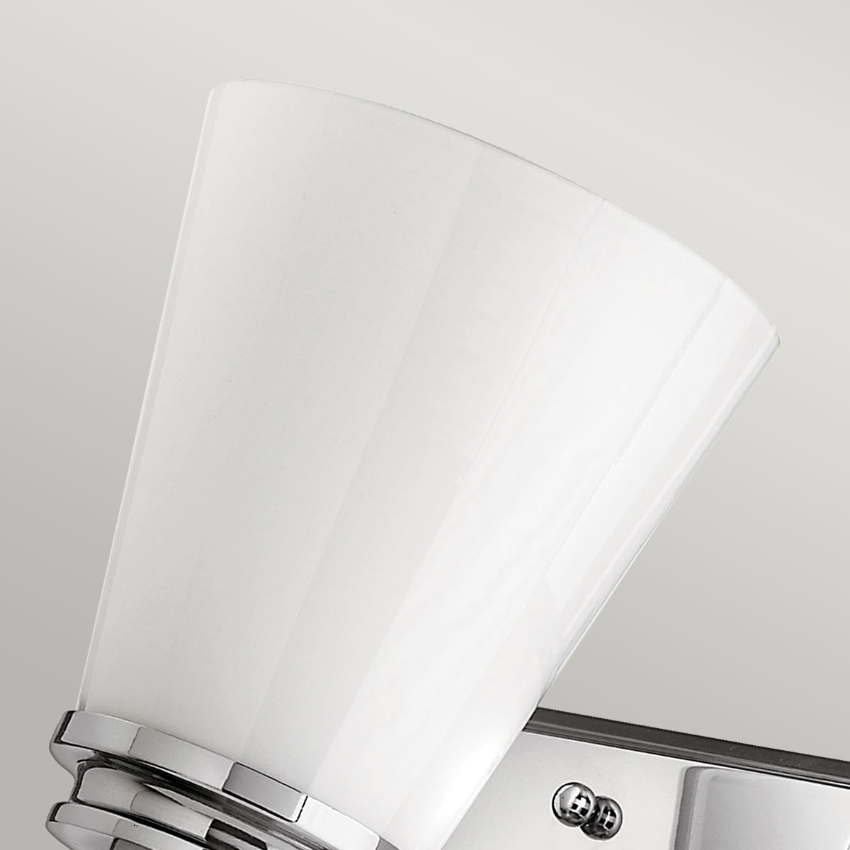 Gros plan du verre blanc et de la bague chromée maintenant le diffuseur.