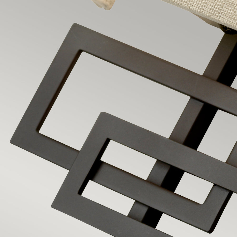 Gros plan sur la structure métallique bronze aux rectangles imbriqués et géométriques