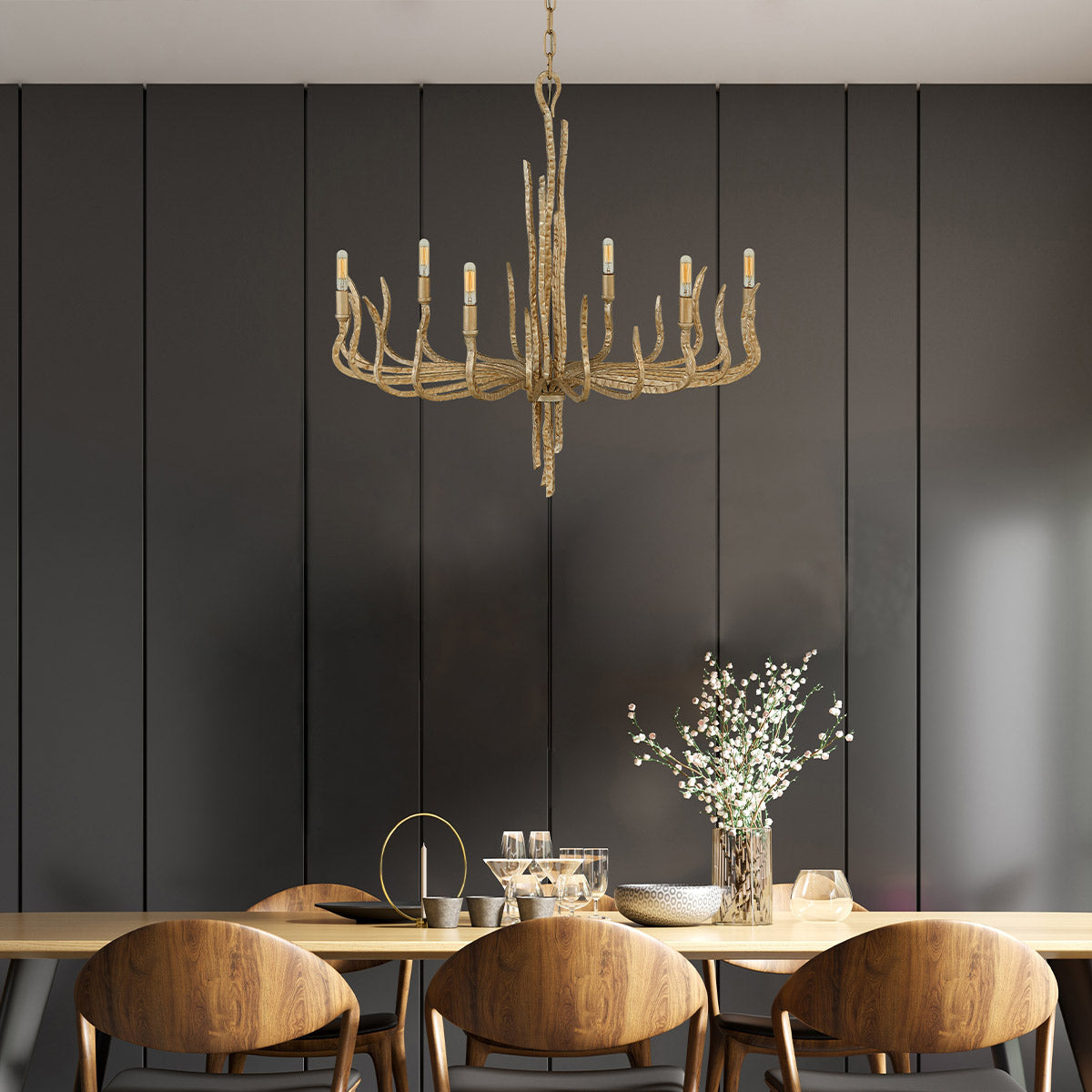 Mise en scène du lustre suspendu au-dessus d'une table en bois, ambiance salle à manger